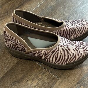 Bzees Fusion Zebra Slip On Casual‎ Comfort Washable Women's Shoes Sz.11 W